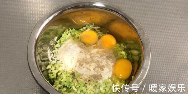 美味|包菜不要炒着吃了,加3个鸡蛋这样做,全家人都爱吃,营养美味!