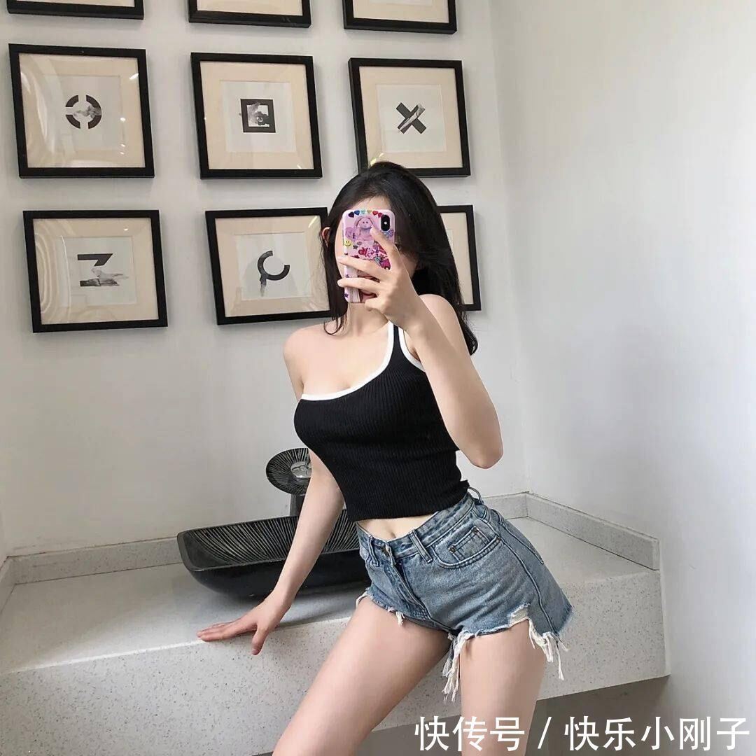 减龄 拼色斜肩针织背心,独特剪裁彰显特殊气质,搭配浅色牛仔裤时尚减龄