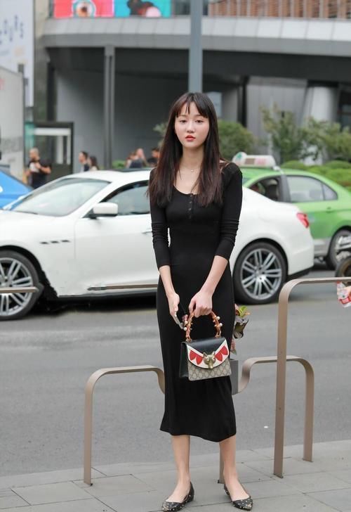 美女 25岁以下少穿高跟鞋,这样来搭配裤子,时髦又显青春活力!