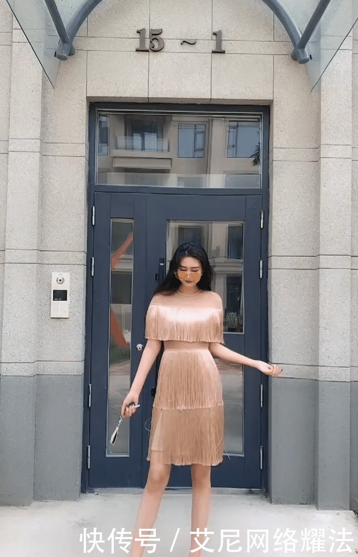 高挑美女,一袭流苏裙,真的很美!