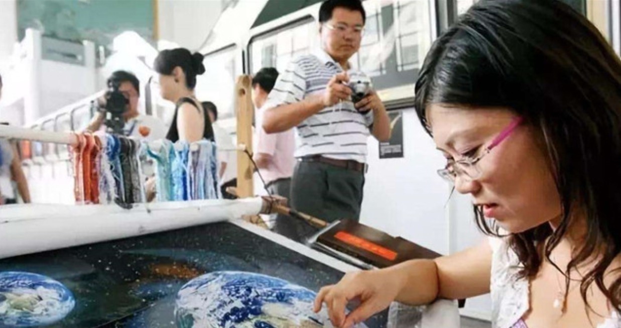 美國航天局&女子用針繡出宇宙星空,美國航天局欲購被拒,她:只可以留在中國
