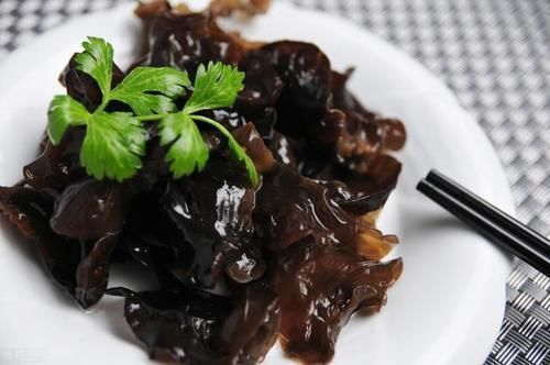 清水泡木耳是外行,水里多放3样,木耳快速泡发,细菌污垢全没了