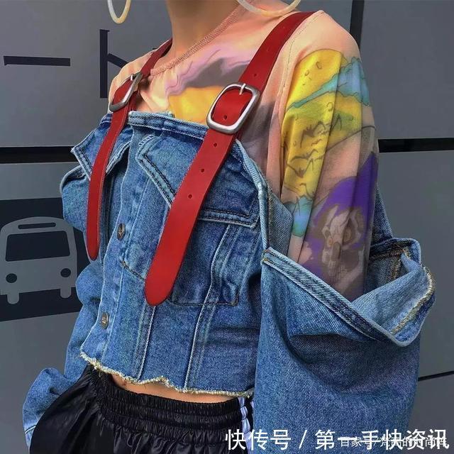 建议女人今年秋冬穿牛仔衣,配上“一抹红”,解锁全新时髦感