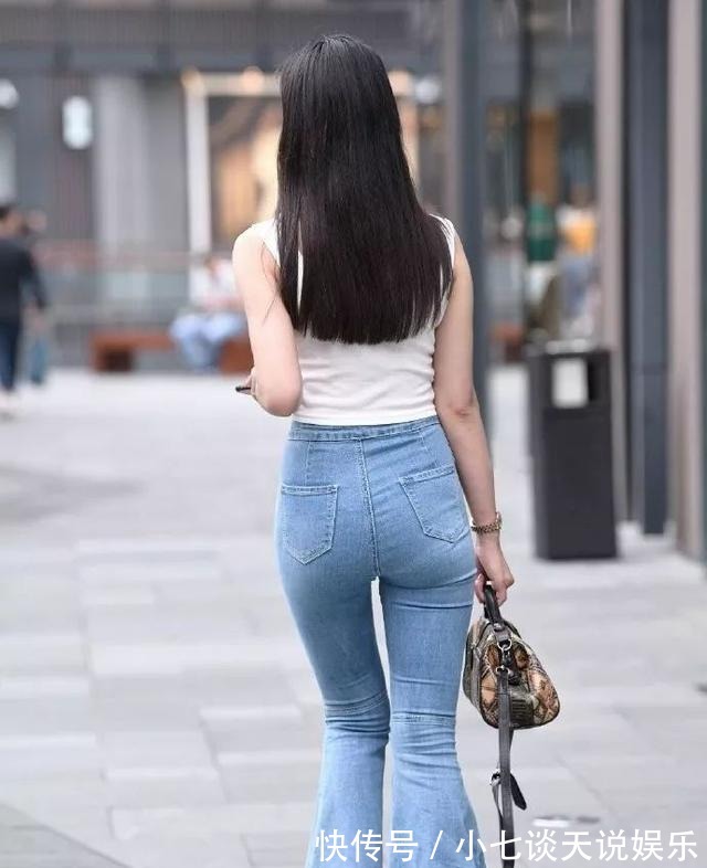 别样|别样的牛仔裤穿法，气质女孩喜欢的裤装搭配，朴素时尚有气质