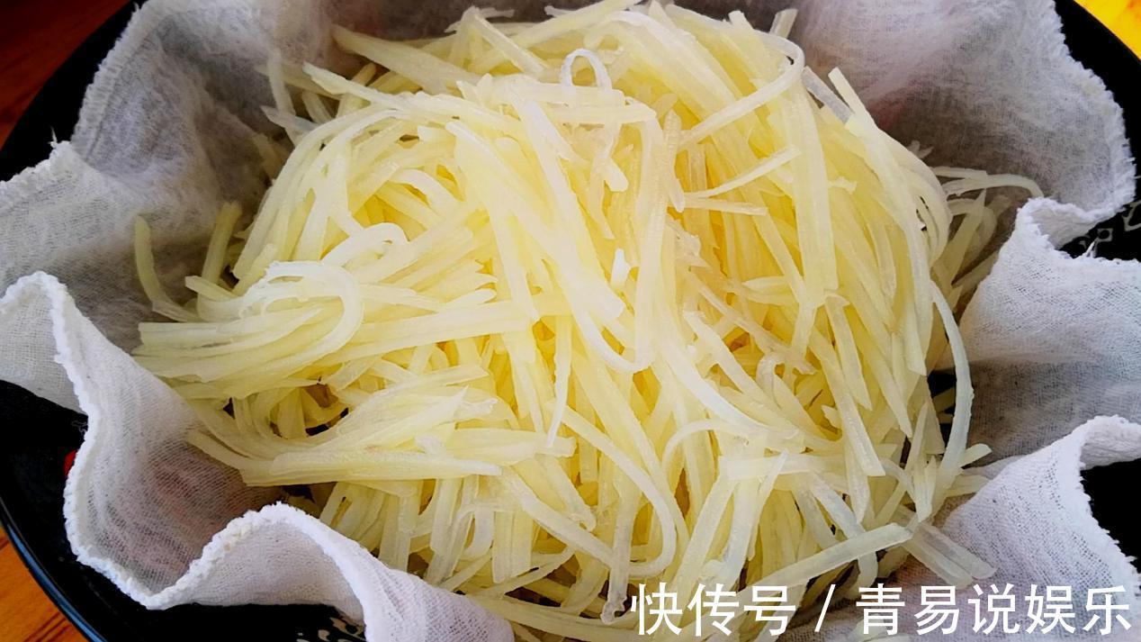 土豆不要炒着吃了,教你秘制新吃法,皮薄馅大,一上桌就被抢光