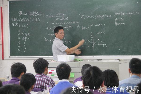 孩子|妈妈穿“短裙”去参加家长会,孩子却黑脸了:妈妈,下次别这么穿