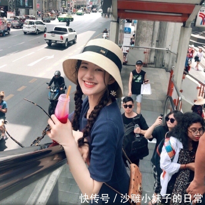 |幽默笑话:表弟开了一家小饭店。为了降低成本,他亲自下厨。