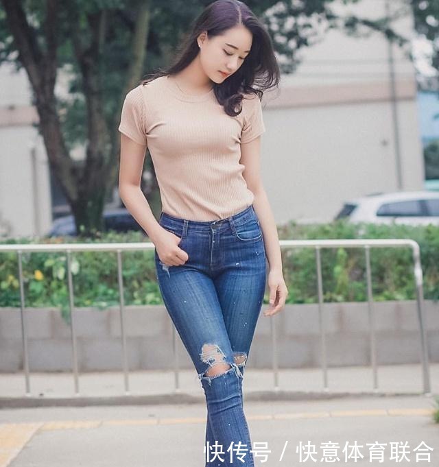 紧身牛仔裤|牛仔裤是不可缺少的,牛仔裤的作用,不仅显瘦还减龄