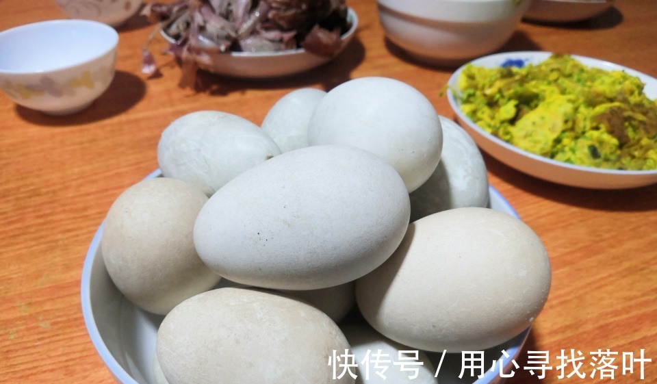 宝妈|一家三口自驾回内蒙,第一餐8道菜,朋友可不敢吃,怕胖!