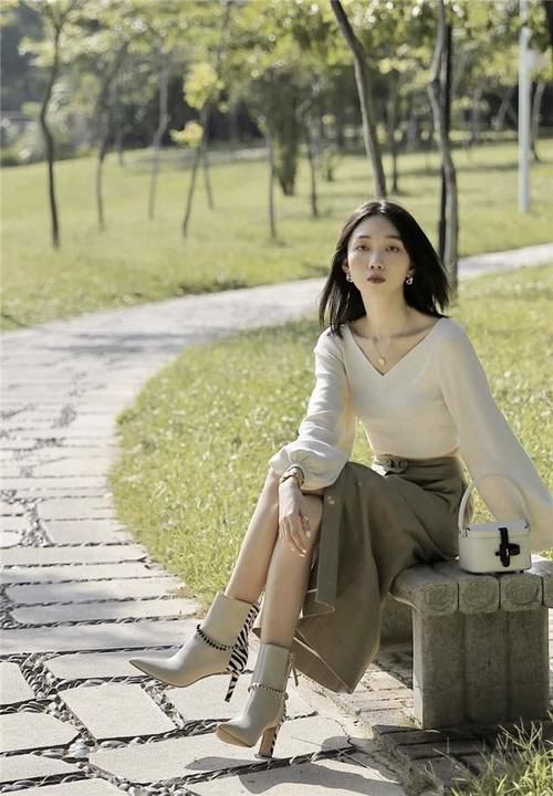 半身裙＋短靴＝时髦洋气！过年这么穿准没错