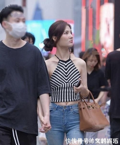 秋季 风靡一时的牛仔裤,如今却成了“烂大街”,依旧难掩修身与显瘦!