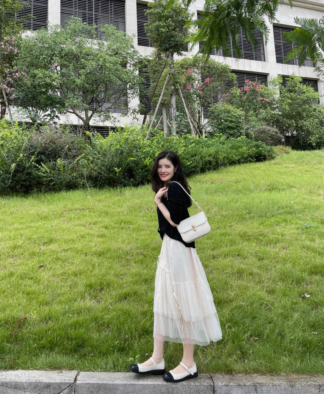 针织衫|胖女孩最关心的搭配来了,针织衫搭配半身裙时髦又精致,显高显瘦