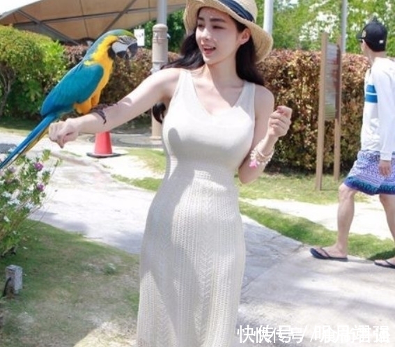 穿搭|路人街拍:个性穿搭的紧身打底裤美女,十分出彩养眼上镜!