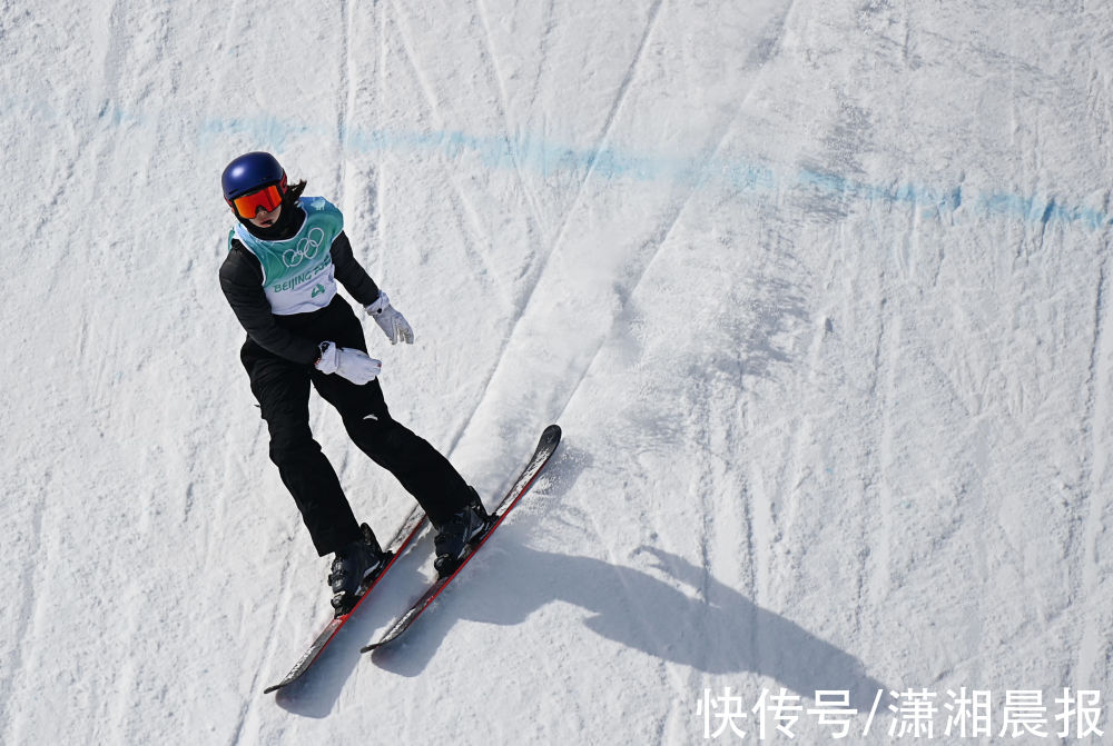 自由式滑雪|谷爱凌进行赛前训练，备战自由式滑雪大跳台项目