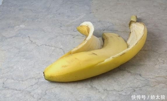 香蕉肉|扔掉香蕉皮等于在扔钱,留下皮3个好处医生都称赞,营养高药效棒