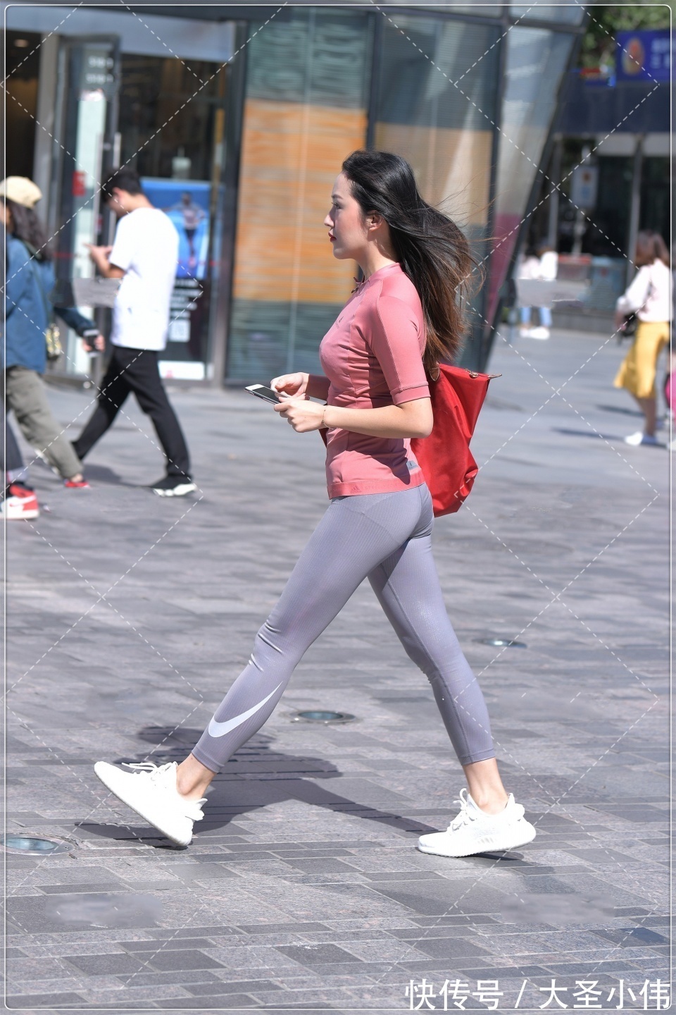 明星|美女街拍:美女不仅长的像明星,不看脸还能找到那种心动的感觉,背影足够了