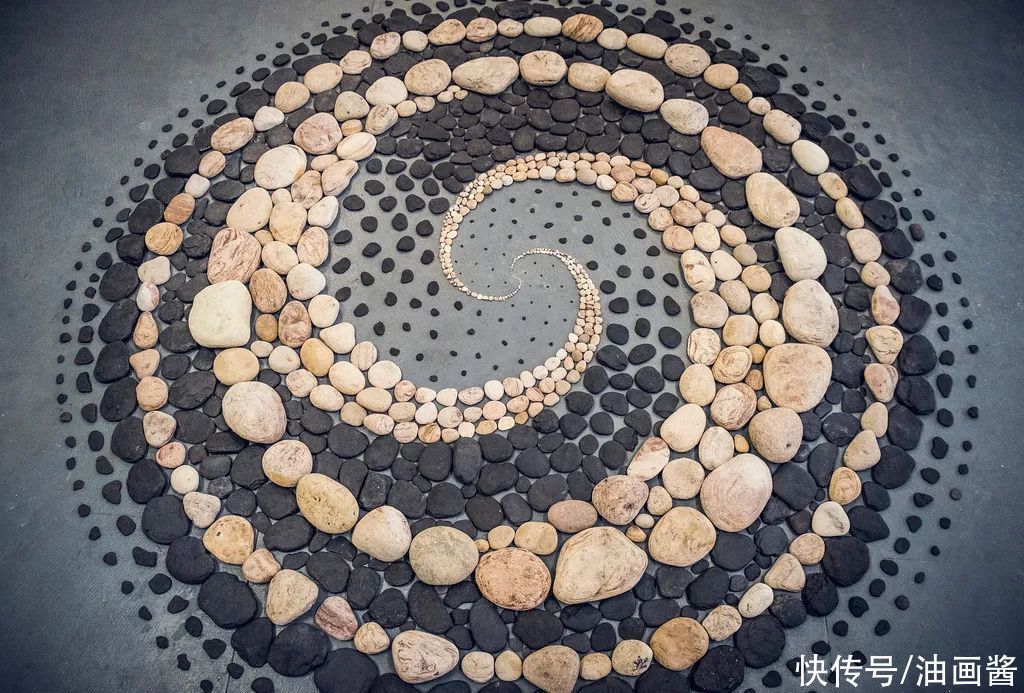 陆地|堆石头的艺术家又来了,最新作品艺术感更强,治愈强迫症