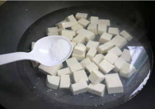 天天|豆腐这样做真香,天天吃都不腻,做法简单又下饭,比麻婆豆腐香