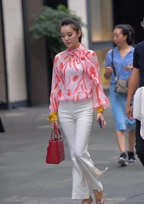 穿搭|偏爱裤装的女生,喇叭裤不容错过,时髦个性又显气质