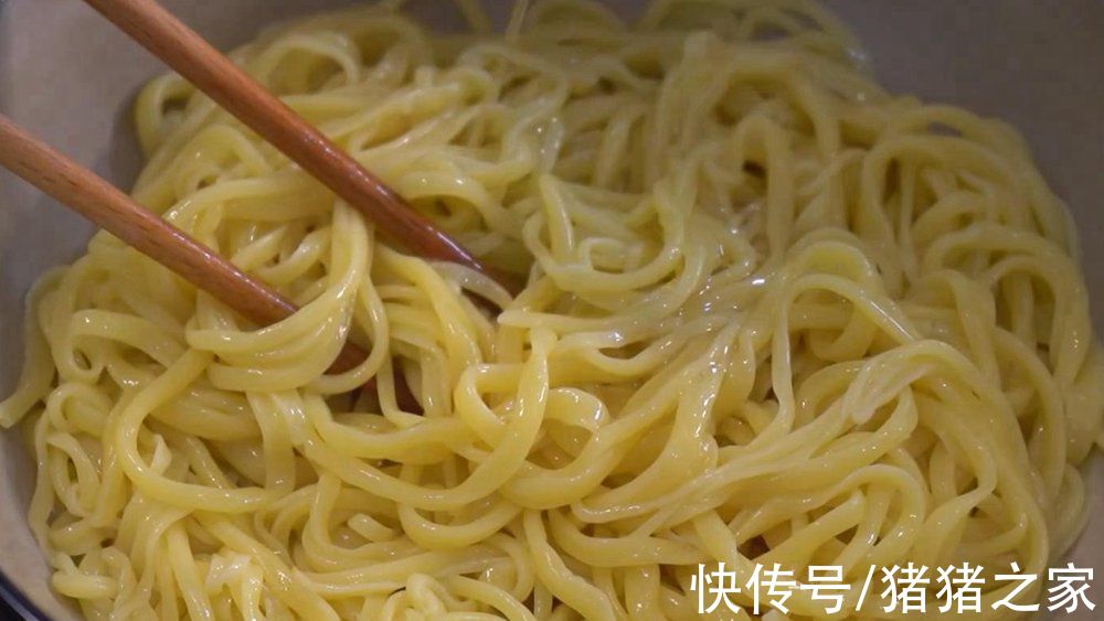 喜欢吃拌面吗？试试新疆辣皮子拌面，筋道爽滑攒劲得很