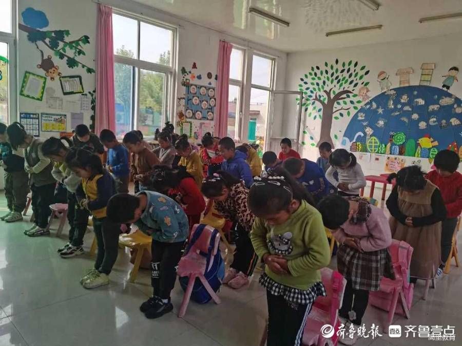 长大了！潍坊幼儿园小朋友上礼仪课，孩子们学得有模有样|情报站| 礼仪课