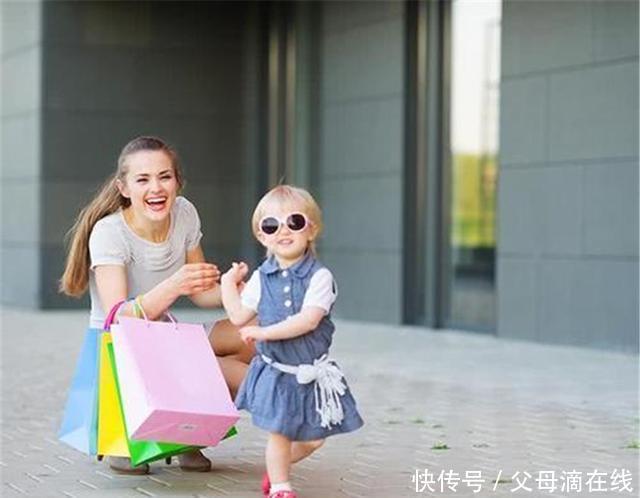 湿巾|宝妈带宝宝出门没拿伞,路上突然下雨,急中生智的做法让人想笑