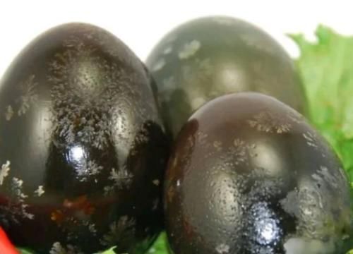 切松花蛋时,直接下刀切就错了!大厨表示:饭店都这样做,不粘刀、不散花