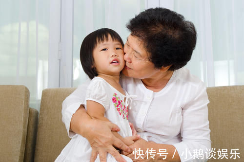 身体不适|宝妈宁愿自己辛苦哄两娃,也不让孩子和老人睡,这样的观念对吗?