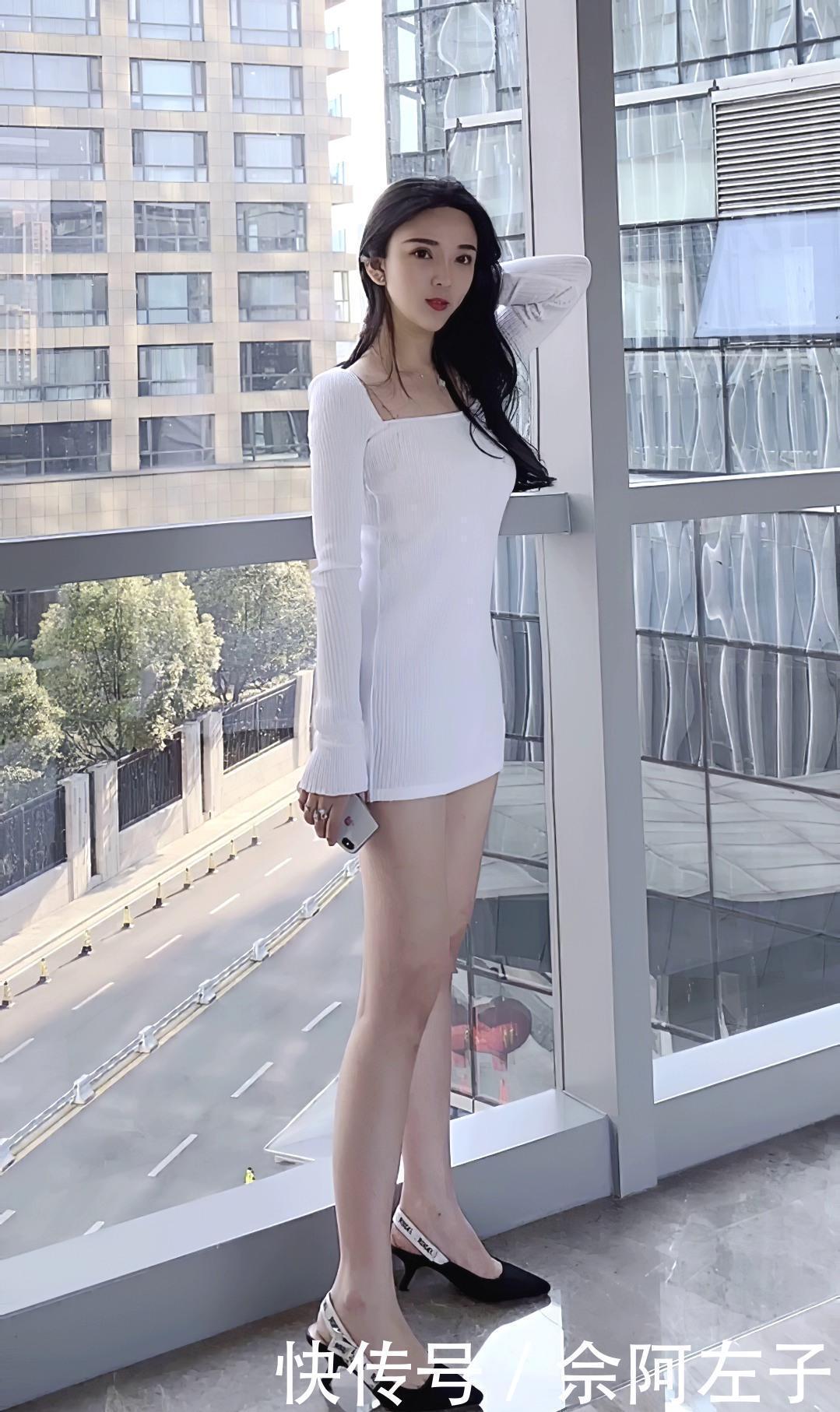 美女|美女白色包身连衣裙纯净又修身,展现优雅淑女气质和迷人好身材