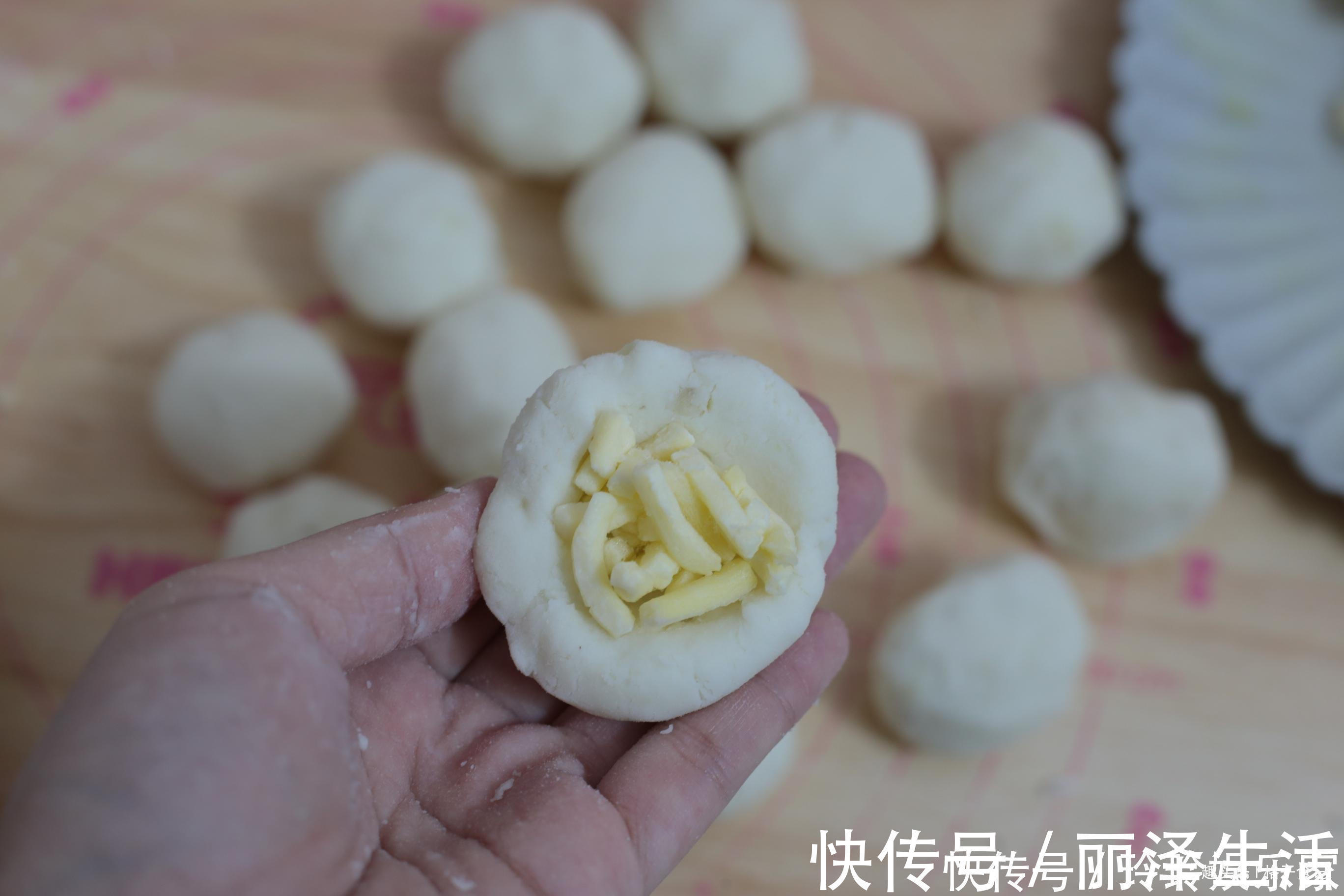 过年小吃最爱此道黄金卷，金黄酥脆还会拉丝，老少都爱吃，特香