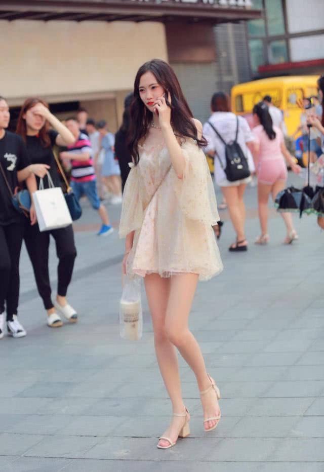 街拍:身材苗条时尚靓丽,轻盈柔美的连衣裙很显青春风姿