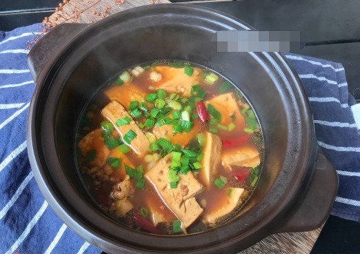 炖豆腐时，往锅里扔这2味香料，炖出来的豆腐又香又嫩，超美味！