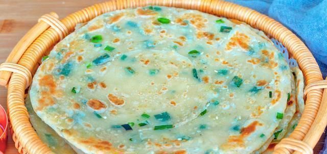 葱花饼这样做,不需要烫面照样柔软,1分钟出锅,放凉也不发硬!