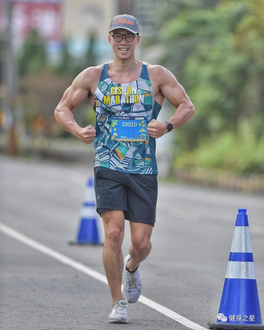 超硬核眼镜|超硬核眼镜小哥秀肌肉，筋肉身材太生猛了！