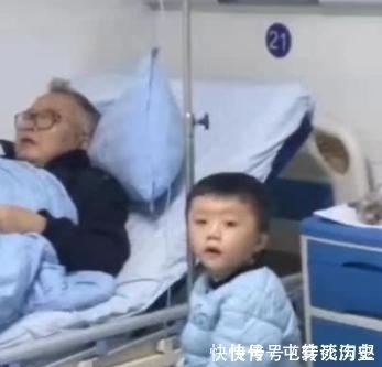 孙子|爷爷带孙子打点滴,护士查房时看到的画面,被网友调侃太难了