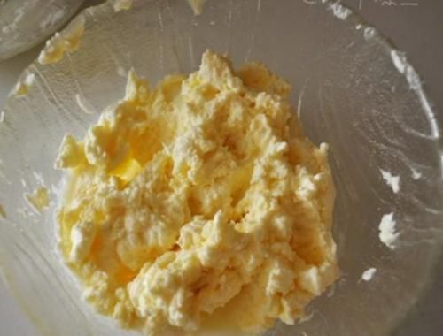 我们滤出的是我们需要的黄油,奶味浓郁,功能多,中间需要搅拌很多次