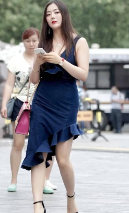 街拍美女：穿牛仔长裙的微胖女生，更有一番味道