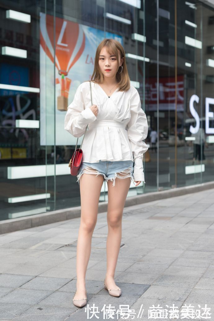 衬衣|街拍:小美女V领衬衣搭配毛边牛仔热裤,尽显纤细美腿,让人羡慕