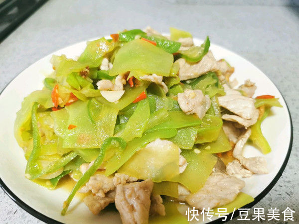 这道爽脆莴笋炒肉真的是不讲究，有啥放啥都好吃