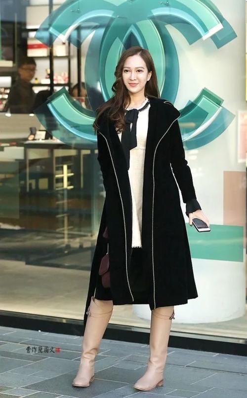 街拍：白色高筒靴美女，穿出冰雪洁净