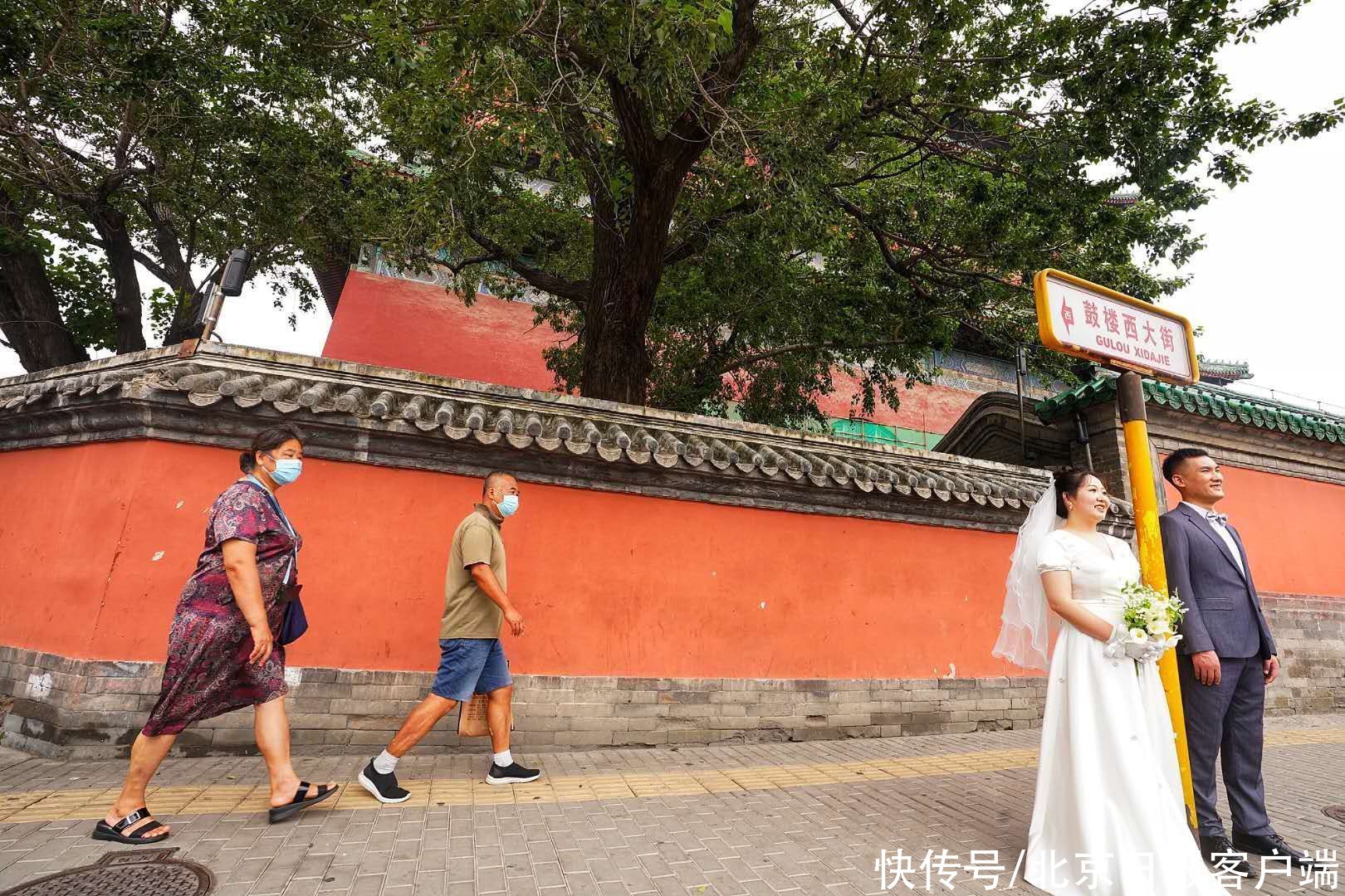 见证|鼓楼见证浪漫时刻！“七夕”情侣红墙前拍婚纱照