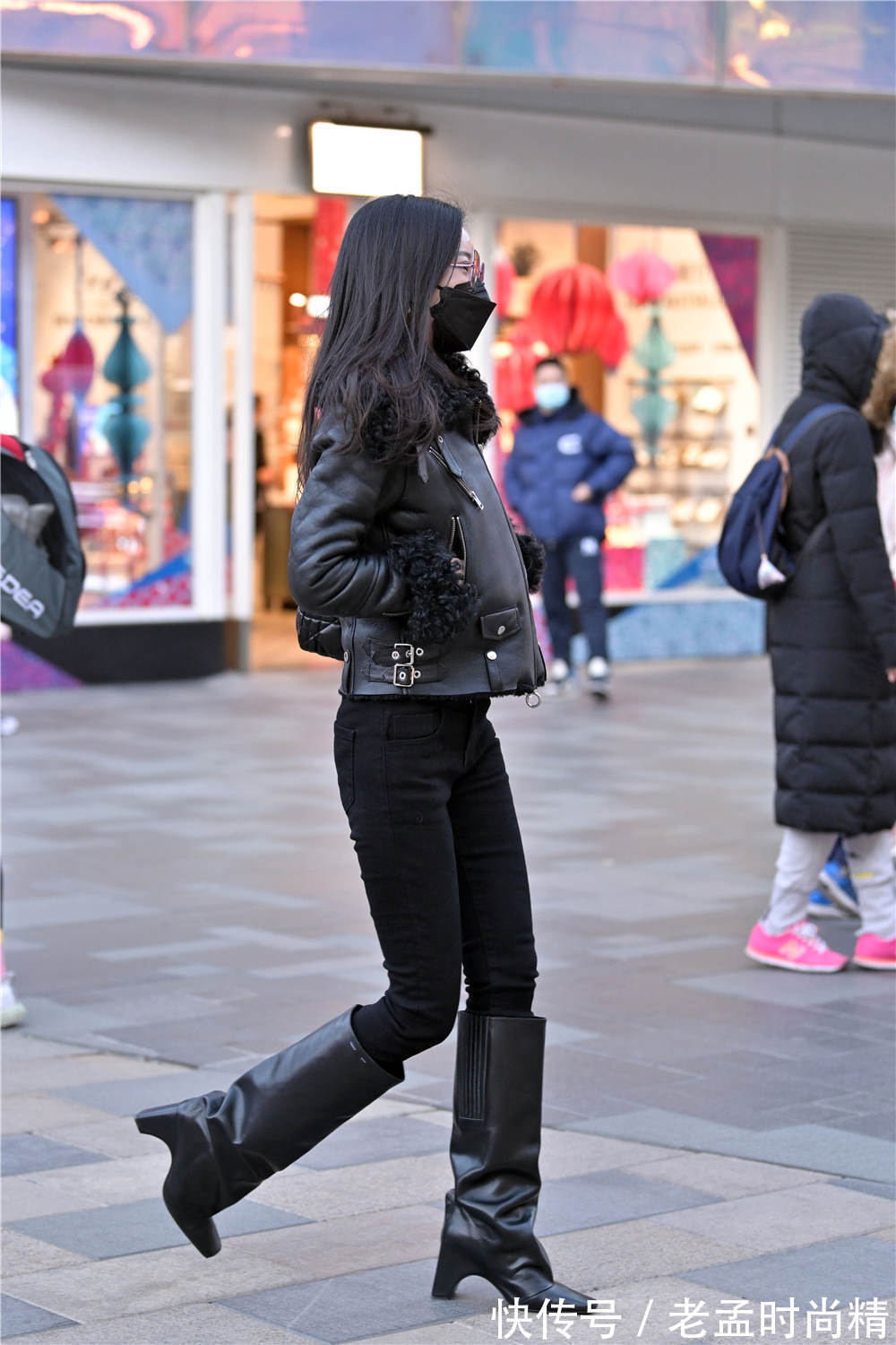 紧身裤 长靴要搭配出保暖感觉,还是要和紧身裤组合,显身材,还很酷