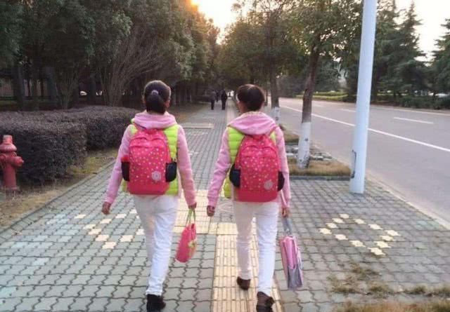 一个奶奶|双胞胎姐妹,一个奶奶带一个妈妈带,5年后再见个头相差一个头