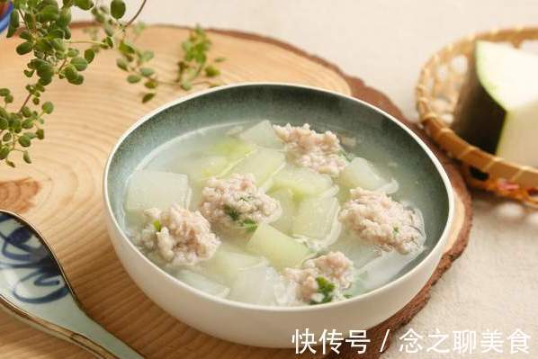 汆丸子|汆丸子，记住3个小窍门，丸子劲道弹牙，又香又嫩滑，入锅不会散