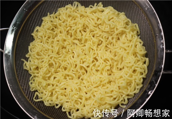 煮泡面，最“忌讳”先放面饼，原来一直弄错顺序，难怪油腻又难吃