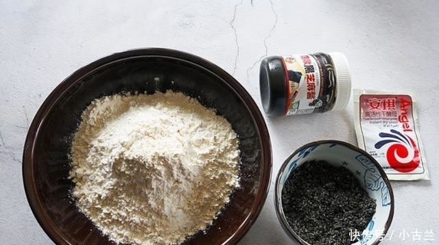 教你做有颗粒感的花卷,撒把芝麻当花边,满嘴留香还补钙