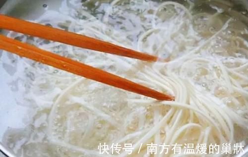 煮面条时，开水下锅还是热水？掌握3个小技巧，面条爽滑又筋道！