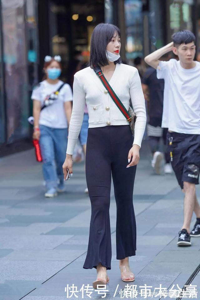 黑裤|被40岁女人惊艳了,穿上小黑裤与高跟鞋,你说25岁我也没法反驳!