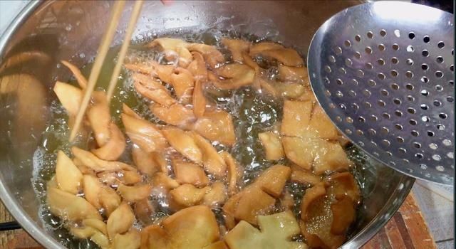 面粉中打入4个鸡蛋,不蒸不烙不煮,出锅孩子抢着吃,给肉也不换