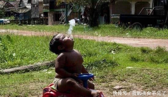 印尼|印尼2岁男孩每天要抽掉40根香烟,他说一天不抽就浑身难受